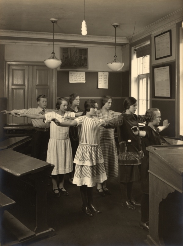 1916 På tunghøreskolen i Rysensteensgade i 1916 varmes der op, inden man skal i gang med dagens artikulationsøvelser.