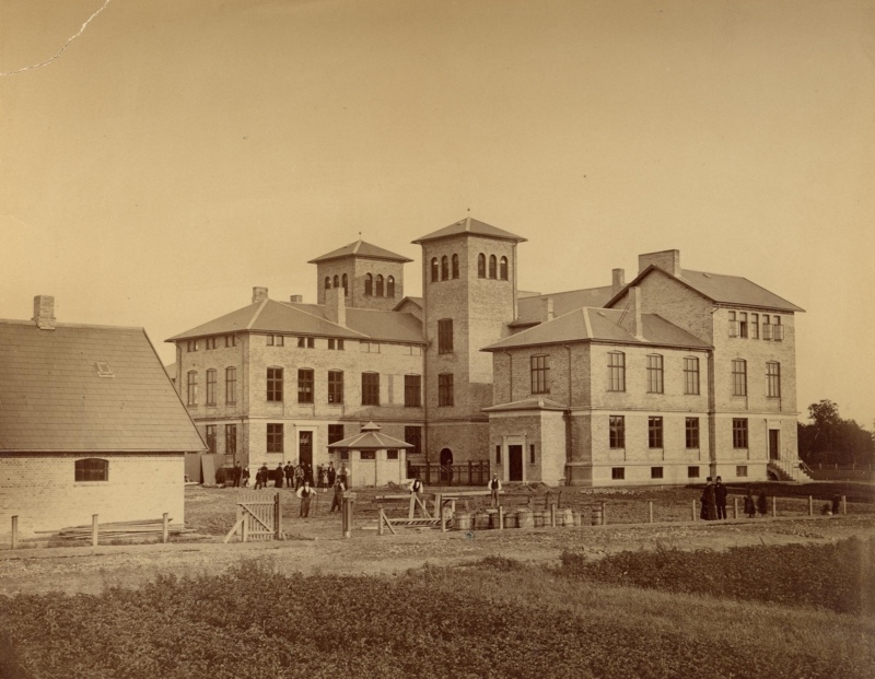 1881 Det kgl. Døvstumme-Institut i Fredericia fotograferet i 1881. Håndværkerne er i gang med at færdiggøre gårdspladsen, så der er klar til det store rykind af elever i september