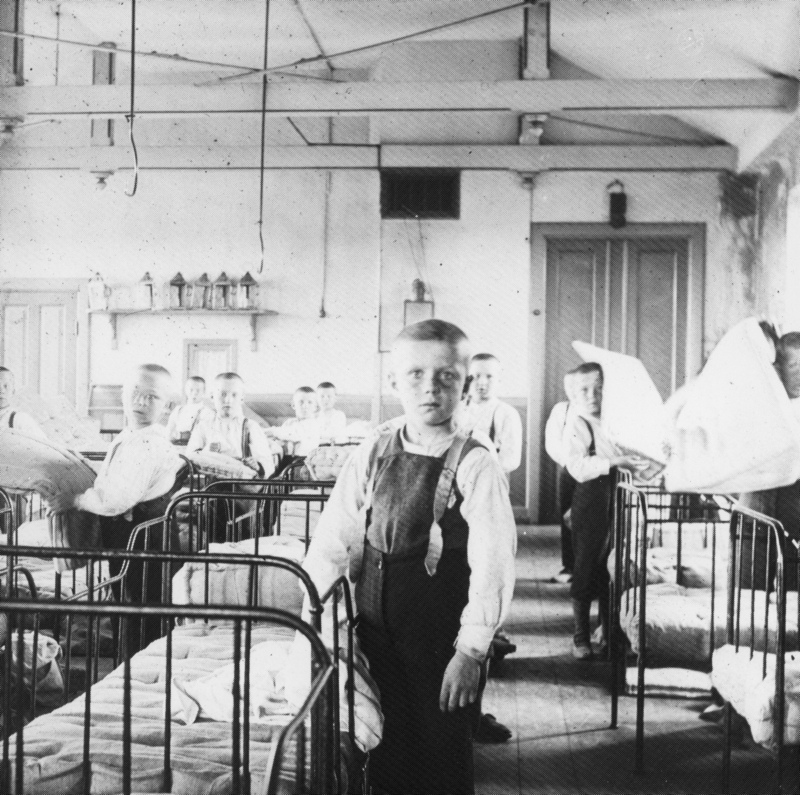 1905 Det kgl. Døvstumme-Institut i Fredericia fotograferet i 1881. Håndværkerne er i gang med at færdiggøre gårdspladsen, så der er klar til det store rykind af elever i september