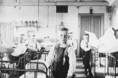 1905 Det kgl. Døvstumme-Institut i Fredericia fotograferet i 1881. Håndværkerne er i gang med at færdiggøre gårdspladsen, så der er klar til det store rykind af elever i september