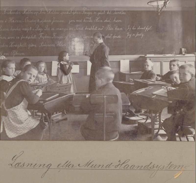 1907 I forstander Georg Jørgensens tid anvendtes MHS i undervisningen. På tavlen står dagens tekst i lydretskrivning
