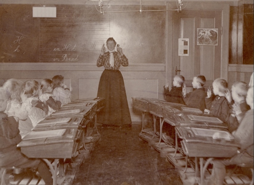 1907 En Time i Fingeralfabet. Naturligvis brugte man også håndalfabet på Fredericiaskolen, specielt i de yngste klasser
