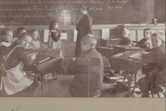 1907 I forstander Georg Jørgensens tid anvendtes MHS i undervisningen. På tavlen står dagens tekst i lydretskrivning