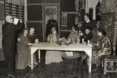1964 Døves Teater opførte Det gamle spil om enhver med Alfred A. Hansen som instruktør og Gudmund Kjær Sørensen som Enhver. Sten Lykke Madsen havde lavet dekorationerne.
