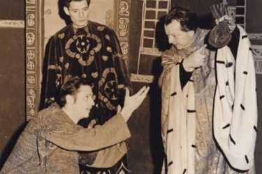 1964 Døves Teater opførte Det gamle spil om enhver med Alfred A. Hansen som instruktør og Gudmund Kjær Sørensen som Enhver. Sten Lykke Madsen havde lavet dekorationerne.