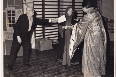 1964 Døves Teater opførte Det gamle spil om enhver med Alfred A. Hansen som instruktør og Gudmund Kjær Sørensen som Enhver. Sten Lykke Madsen havde lavet dekorationerne.