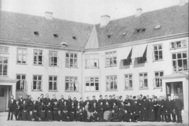 1886 Det kgl. Døvstumme-Institut på Citadelsvej var i 1800-tallet samlingssted for voksne døve. Her fejrer Døvstummeforeningen af 1866 sit 20 års jubilæum.