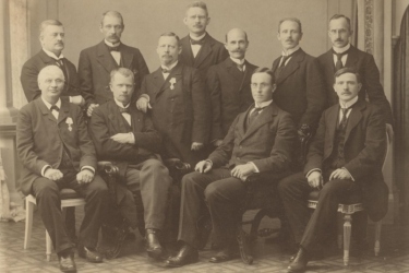 1916 1866s bestyrelse ved jubilæet i 1916 med 2 Dannebrogsmænd, Carl Becker midtfor og kasserer F. Schultz til venstre.