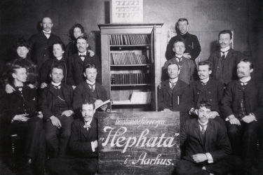 1903 I Aarhus stiftedes døveforeningen Hephata den 18. september 1903, og i starten blev møderne holdt i Enigheden. Sidenhen fik foreningen eget hus.