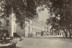 1896 Første fotografi af Det kgl. Døvstumme-Instituts bygning. Siden udvidelsen i 1859 er der kun tilføjet trappetårnet til venstre på billedet.