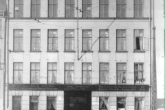 1907 Det kgl. Døvstumme-Institut fik ved stiftelsen i 1807 til huse i egen bygning i Sølvgade nr. 12.