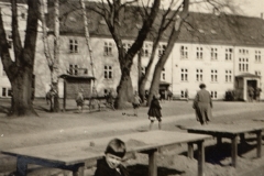 1934 På legepladsen på Kastelsvej var opstillet borde og tavler, som blev brugt i undervisningen, når vejret tillod det.