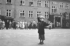 1951 Som på andre skoler blev der efter krigen indført færdselslære på Kastelsvej, hvor også eleverne fik lov til at agere færdselsbetjent.