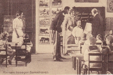 1915-Christian-X-besoeger-boernehaven