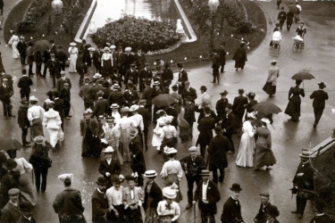 1907-Den-foerste-Doevstummekongress-klaedte-sig-i-festdragt-og-promenere-i-Tivoli
