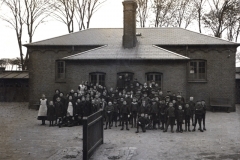 1910 Legepladsen på Nyborgskolen var delt i en pige- og en drengelegeplads adskilt af et stakit. Og selv når man skulle fotograferes skulle denne adskillelse respekteres.