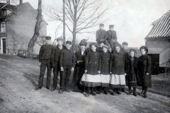 1910 Nyborgskoleelever i deres karakteristiske skoledragter (med tilhørende træsko) er på spadseretur med deres klasselærer Bertha Møller.