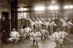 1916 Datidens gymnastiklæreres foretrukne disciplin, fritstående øvelser. Takten slås ved hjælp af en hockeystav.