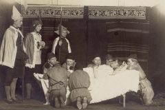 1918 Der sørges over Snehvides død i årets teaterstykke. Men heldigvis ender alting jo godt.