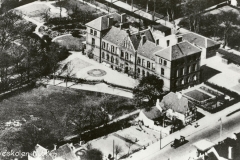 1930 Tidligt luftfoto af Nyborgskolen, der her i 1930 fortsat kun består af selve skolen og det lille gymnastikhus bagved.