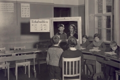 1916 Undervisningen på tunghøreskolen i Rysensteensgade var tilrettelagt efter almindelig undervisningsplan, men derudover var der taleundervisning og undervisning i mundaflæsning, som her ved hjælp af artikulationsspejl.