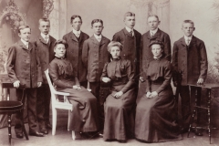 1910 Konfirmation i Fredericia i 1910. Forrest i midten sidder Jacobine Tvilum fra Tyrsting Sogn, der blev over 100 år gammel